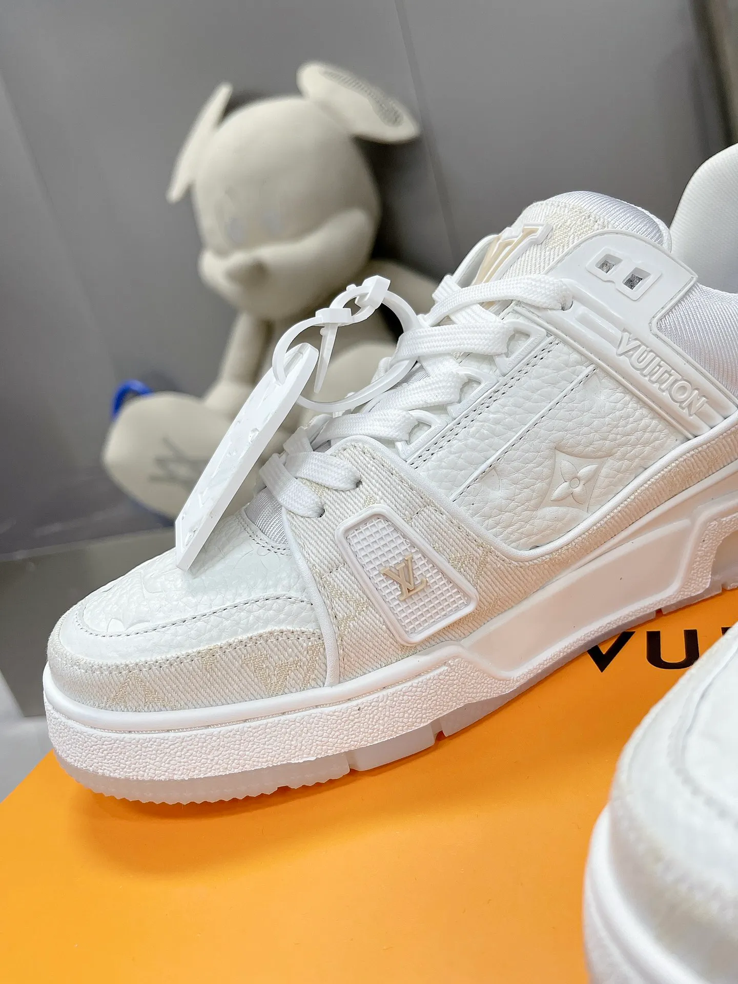 👟👟Ex-factory price 840👟👟The highest version on the Internet⚠️Feel free to compare! 2021🔥New model, purchase quality LV~Louis Vuitton by Virgin Abloh’s best-looking sneakers, Donkey Brand strongly recommends new products, official website limited edition retro basketball sneakers! Both high and low tops cost money to purchase 1:1 accurate replicas of the originals. The details are invincible, full of sincerity, imported custom-made original cowhide, the original package method is the same, the details are 100% restored, and the private model customized the original one-piece T👟👟factory price U outsole, which is different from other brands. Without the original version, this effect cannot be achieved! 35-45 (46 is custom-made and non-refundable) Some colors are available in women’s styles